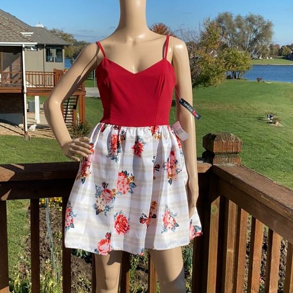 New Teeze Me Red Floral V- Neck Spaghetti Strap Fit & Flare Mini Dress Size 7/8 - Picture 1 of 4